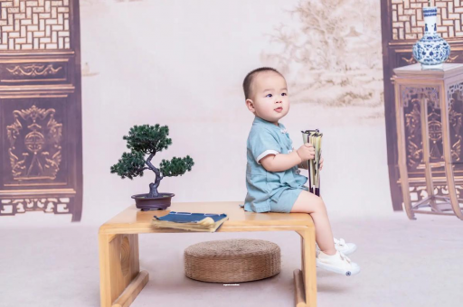 孝感2个月宝宝吃手正常吗